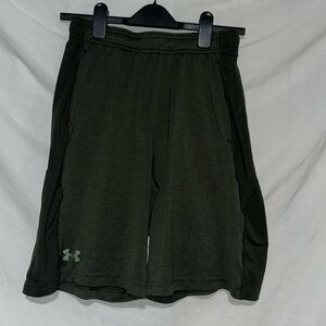 Mens 2 tone green Under Armour heatgear athletic shoes size small loose